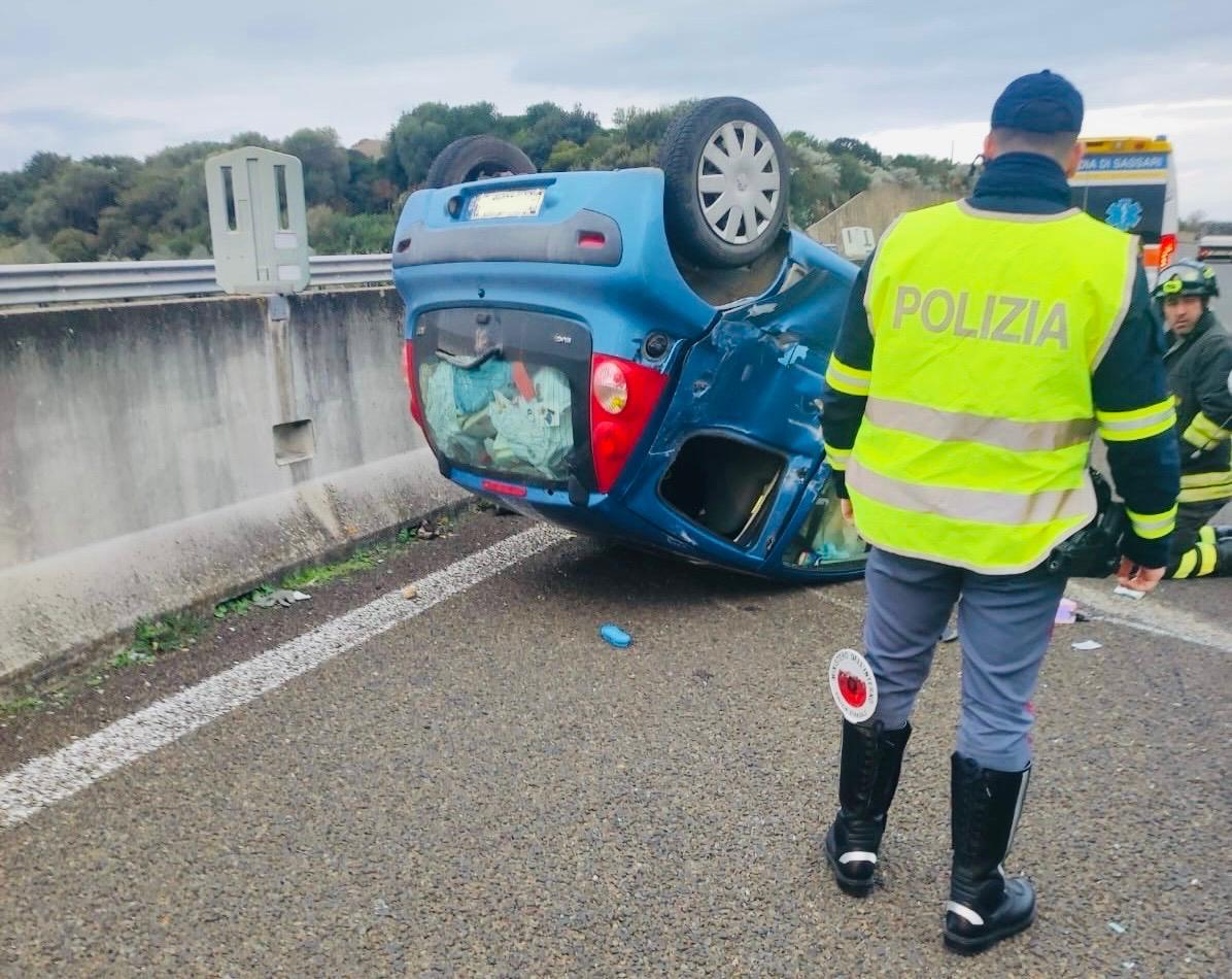 Auto si ribalta sulla 131, conducente estratto dall’abitacolo