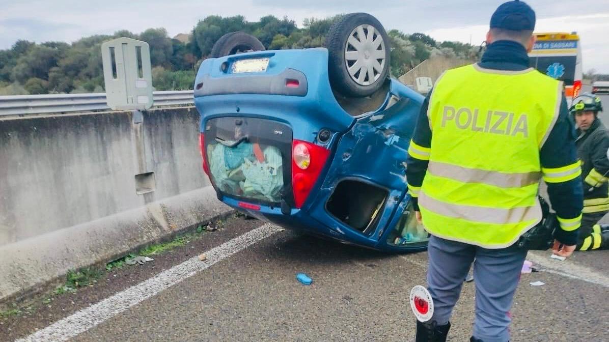 Auto si ribalta sulla 131, conducente estratto dall’abitacolo