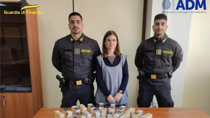 Sbarca con 1.300 sigari di contrabbando: multato