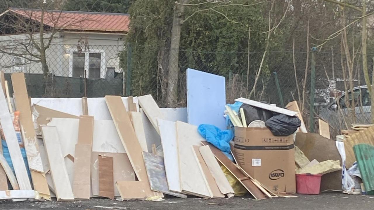 Rifiuti abbandonati, Saliceta protesta: «Liquami nel campo da calcio e falò notturni»