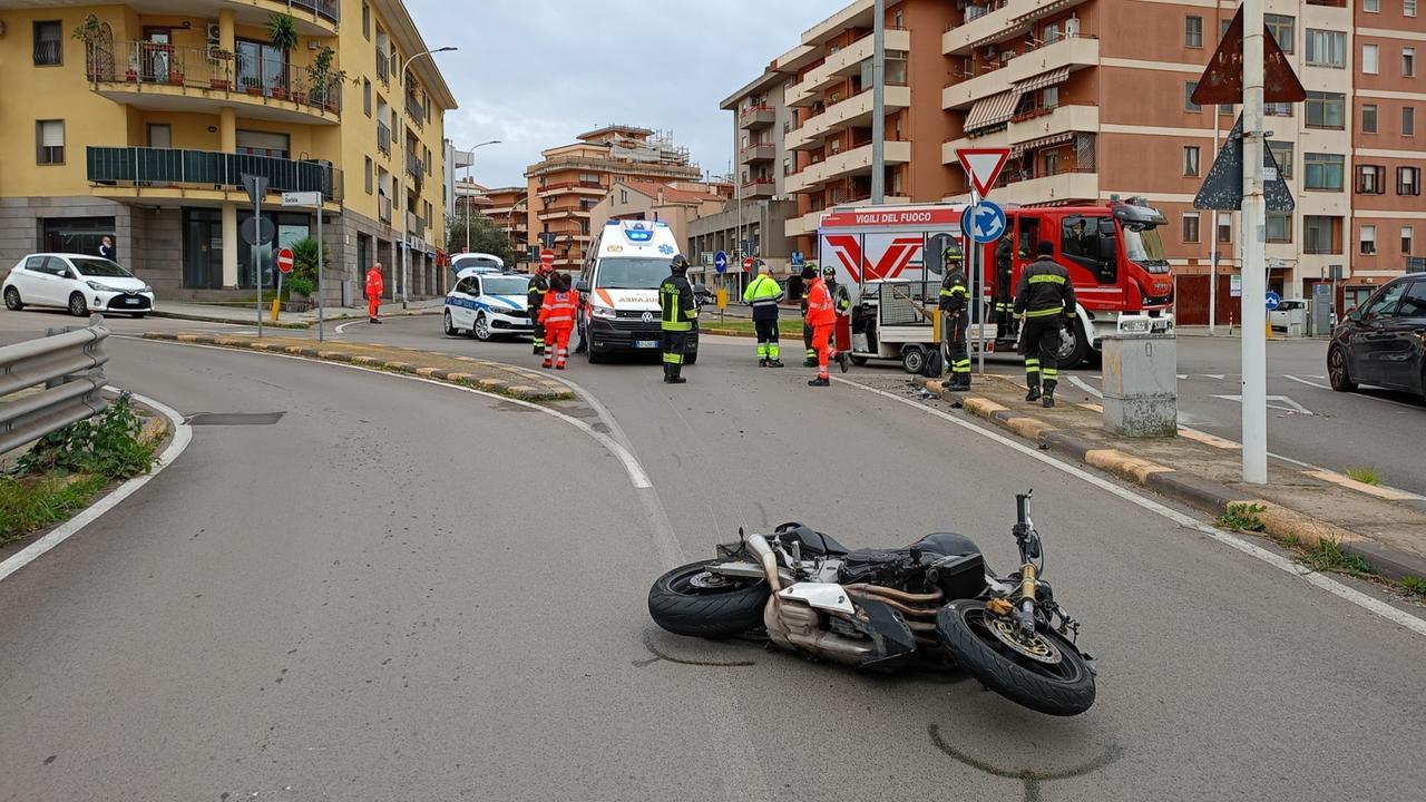 Con la moto contro una “apecar” della nettezza urbana: 40enne in ospedale