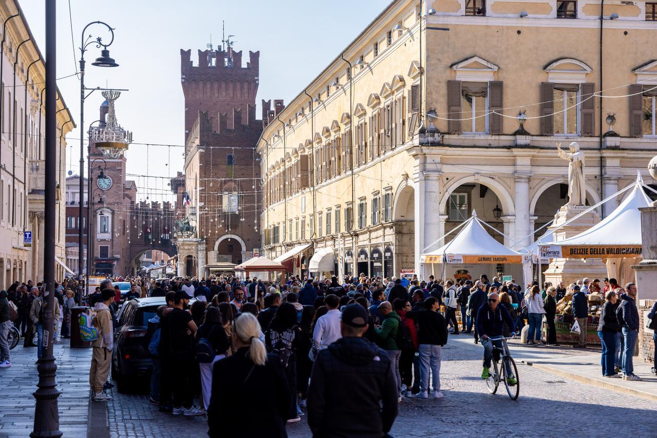 Dall’Oriente al Nord Europa, il mondo scopre Ferrara