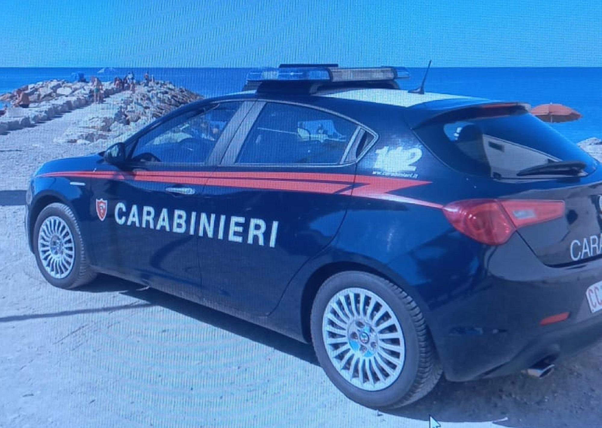 Una pattuglia dei carabinieri sulla Costa degli Etruschi (foto d'archivio)