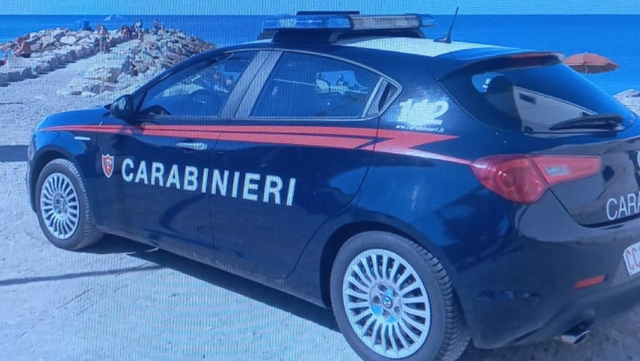 Una pattuglia dei carabinieri sulla Costa degli Etruschi (foto d'archivio)