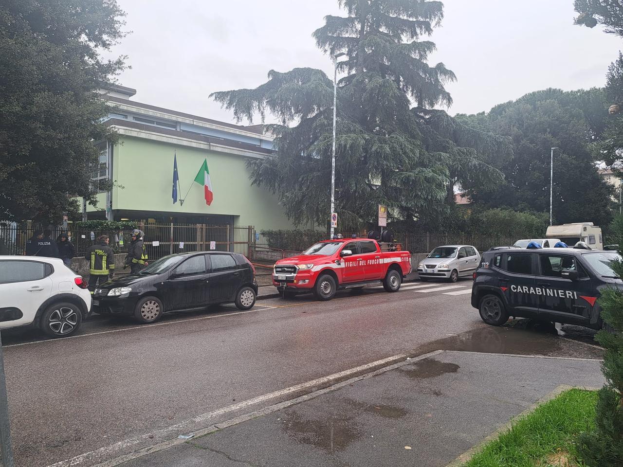 
	L'intervento di vigili del fuoco, carabinieri e polizia municipale alla scuola di Borgonuovo

