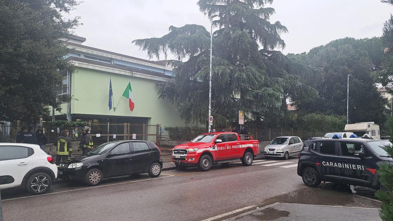 L'intervento di vigili del fuoco, carabinieri e polizia municipale alla scuola di Borgonuovo