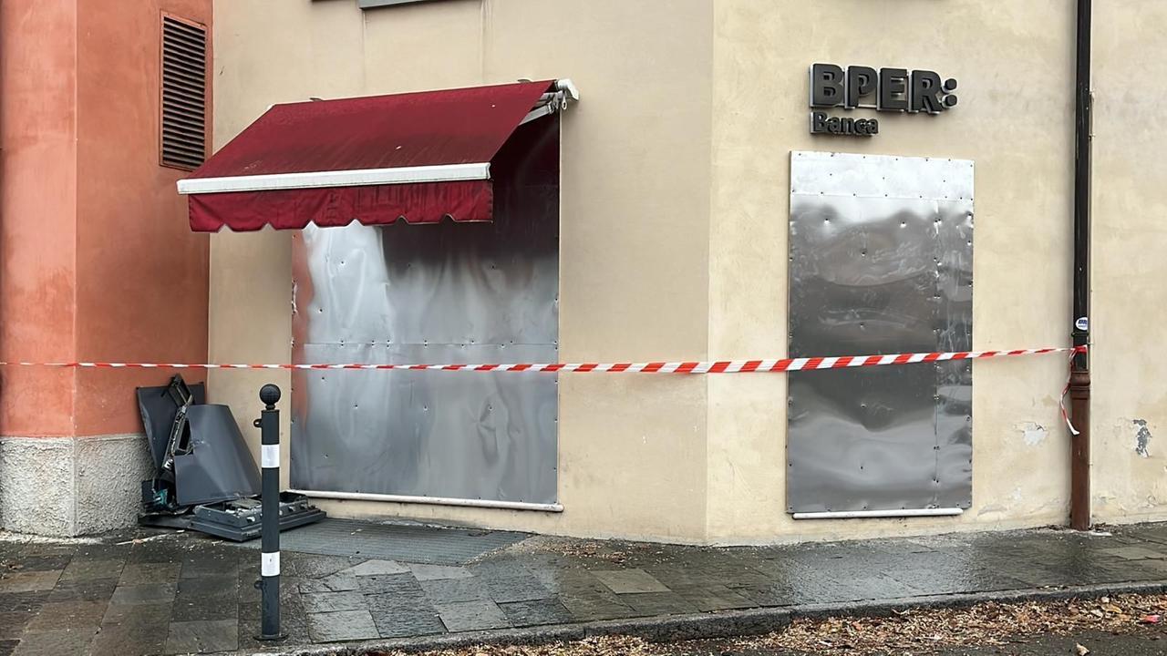 Le vetrine della banca sigillate con lastre metalliche