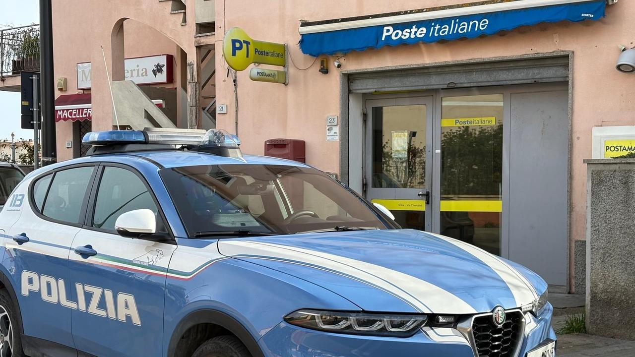 
	La polizia davanti all'ufficio postale di via Cerubini <em>(foto Vanna Sanna)</em>

