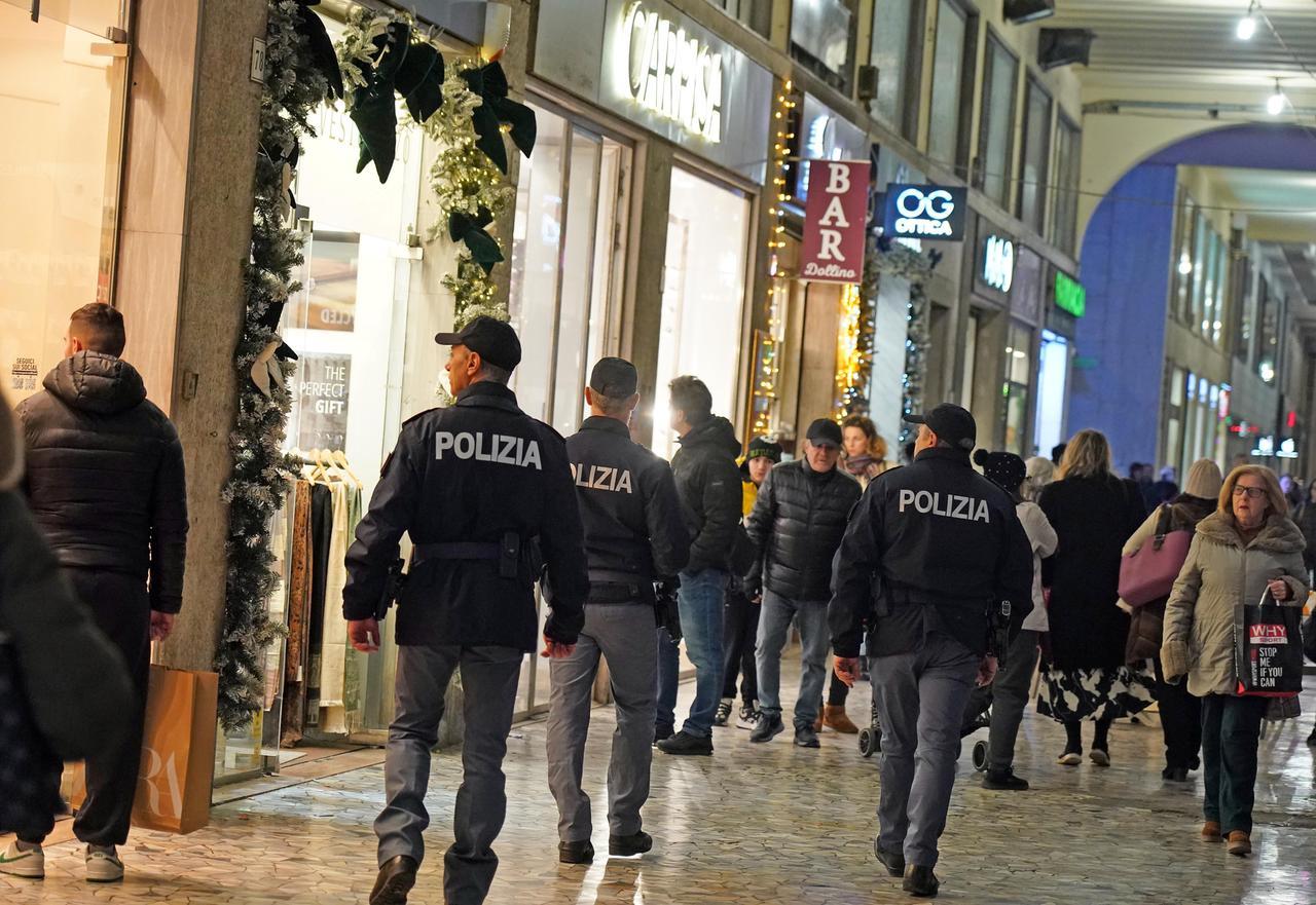 
	Poliziotti in via Grande (foto Franco Silvi)

