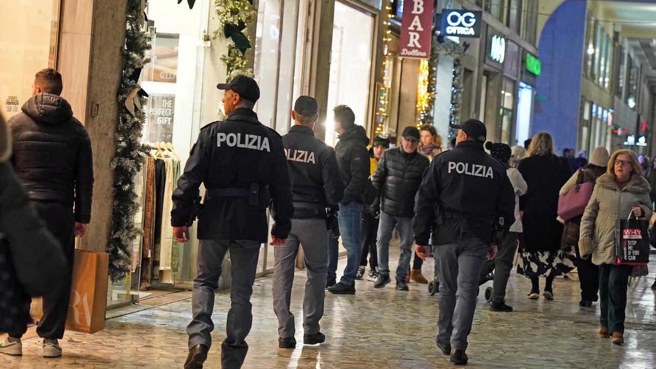 Poliziotti in via Grande (foto Franco Silvi)