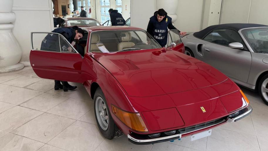 Una Ferrari sequestrata dalla Guardia di Finanza