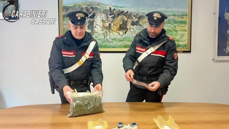 Cocaina e marijuana in casa: arrestati due giovani