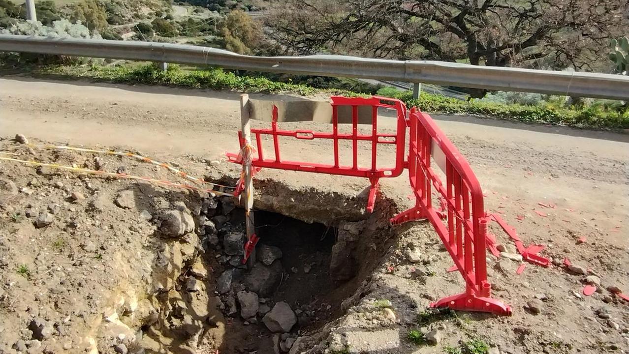 Il crollo lungo la strada provinciale 24