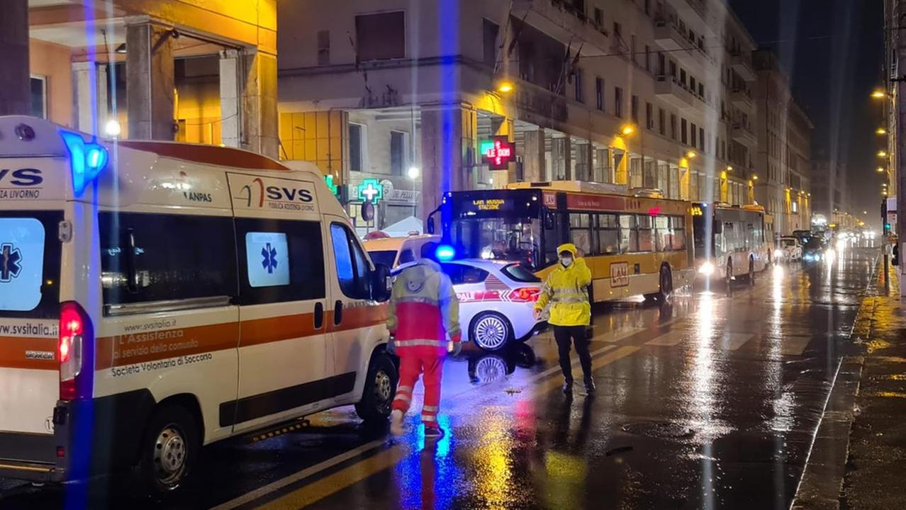 Un'ambulanza della Svs e gli agenti della municipale (foto d'archivio)