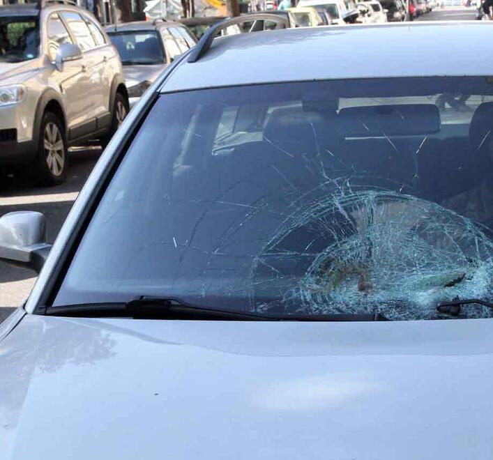 Un'auto distrutta con un cric