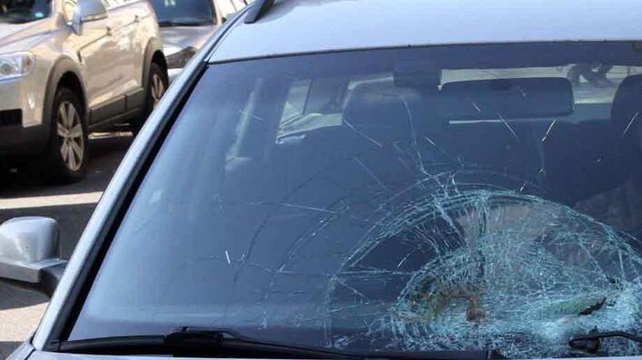 Un'auto distrutta con un cric