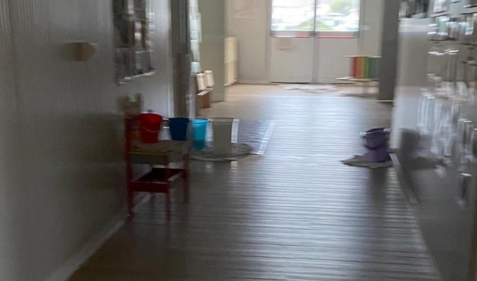 I secchi nell'asilo per contrastare le infiltrazioni d'acqua