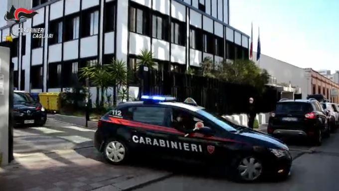Armati, con le divise dei carabinieri e pronti a sequestrare un imprenditore: due giovani in manette
