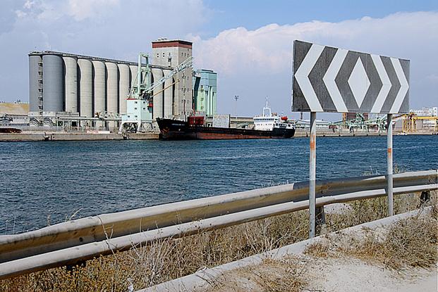 
	Uno scorcio del porto industriale


