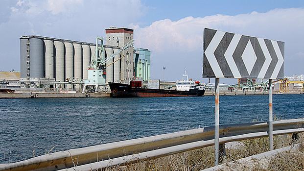 Uno scorcio del porto industriale