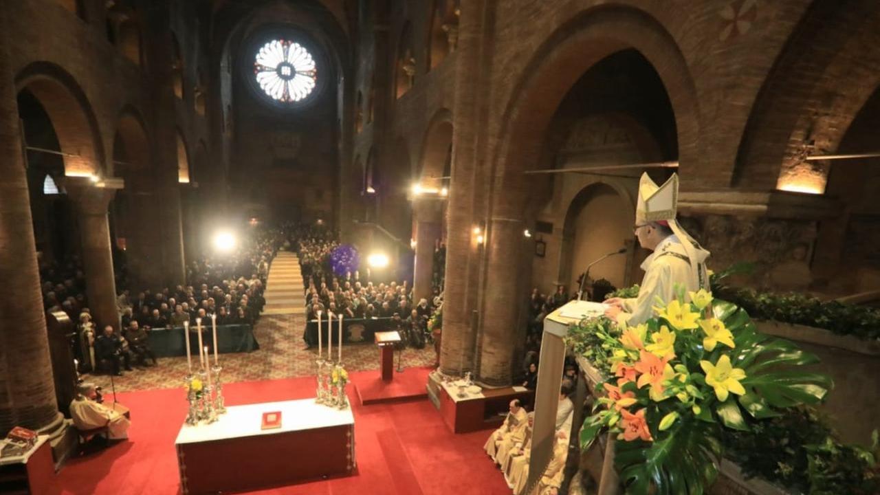 Il vescovo durante l'omelia della messa di San Geminiano in Duomo