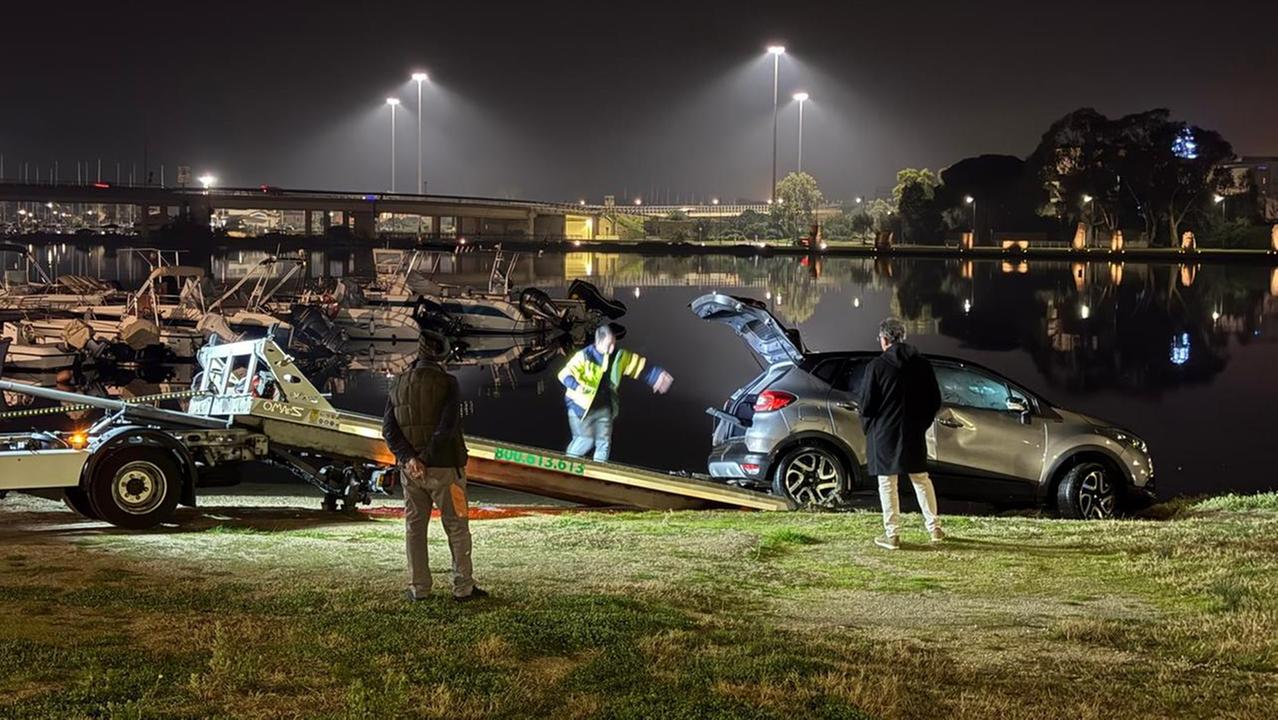 Paura a Olbia: auto finisce nel mare di via Dei Lidi