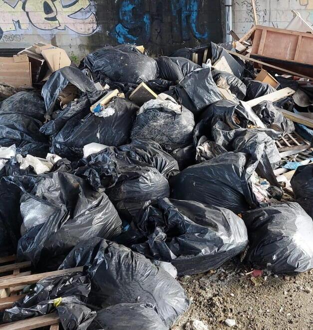 Livorno, divani, sacconi, macerie, materassi, mobili: discarica sotto il ponte che porta in Darsena<br>
