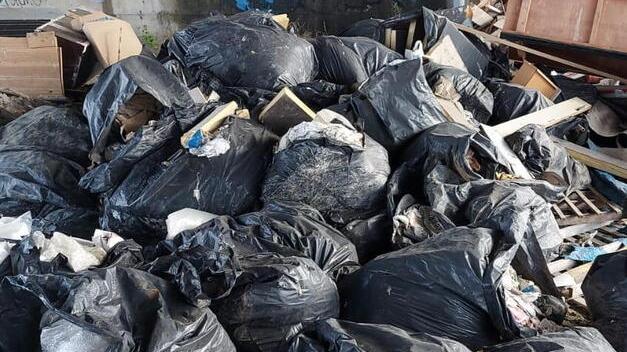 Livorno, divani, sacconi, macerie, materassi, mobili: discarica sotto il ponte che porta in Darsena<br>