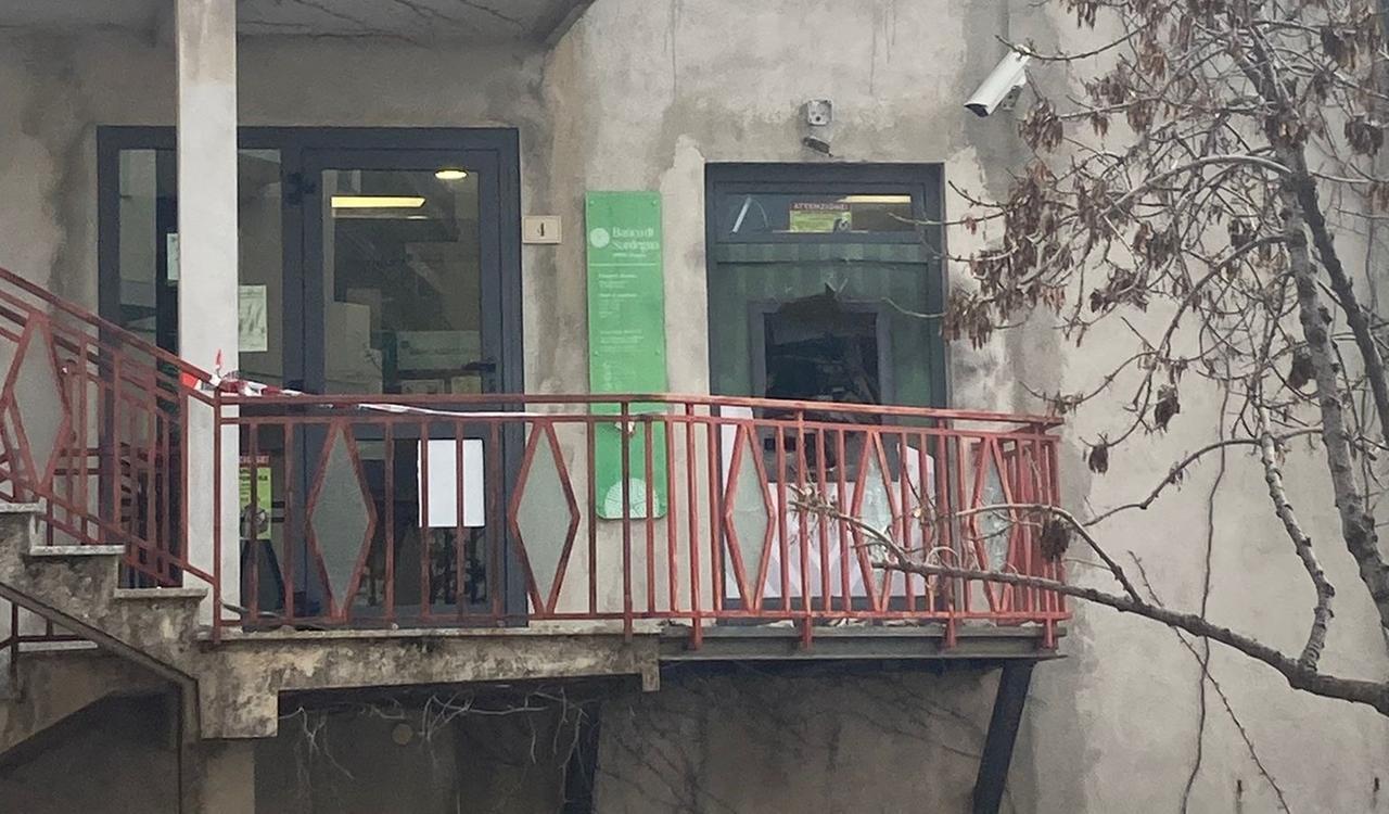 Boato nella notte ad Arzana: assaltato il bancomat del paese