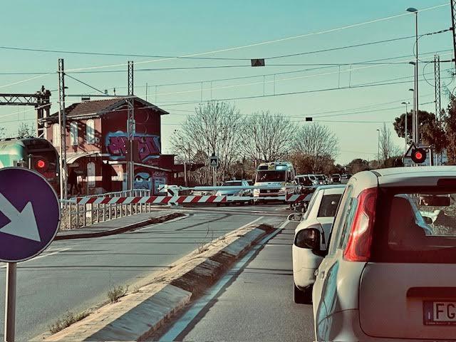 Stanco di dover aspettare al passaggio a livello minaccia di far deragliare il treno Reggio-Ciano