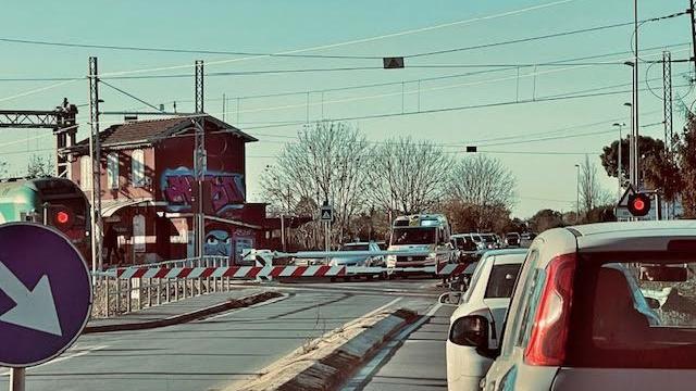 Stanco di dover aspettare al passaggio a livello minaccia di far deragliare il treno Reggio-Ciano
