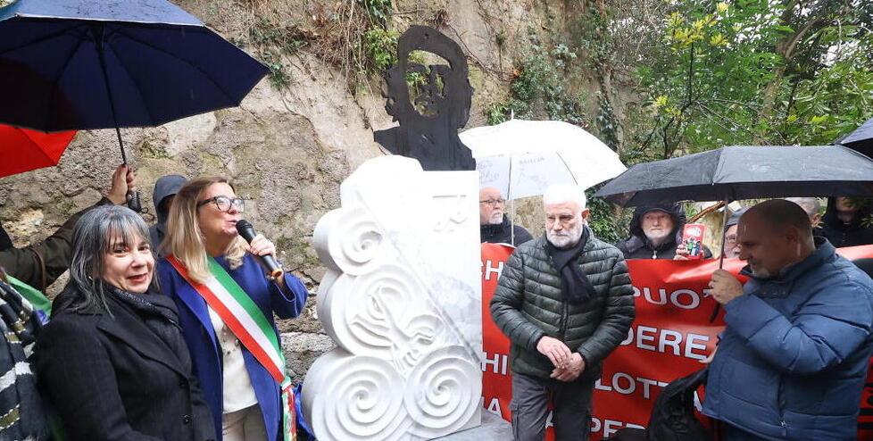 A Carrara c'è la prima statua in Italia per Che Guevara. Ma non tutti sono contenti – Video