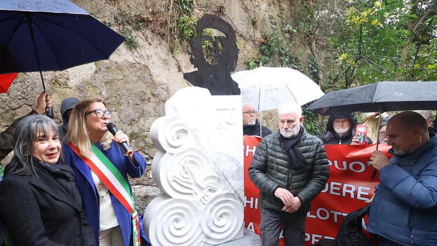 A Carrara c'è la prima statua in Italia per Che Guevara. Ma non tutti sono contenti – Video