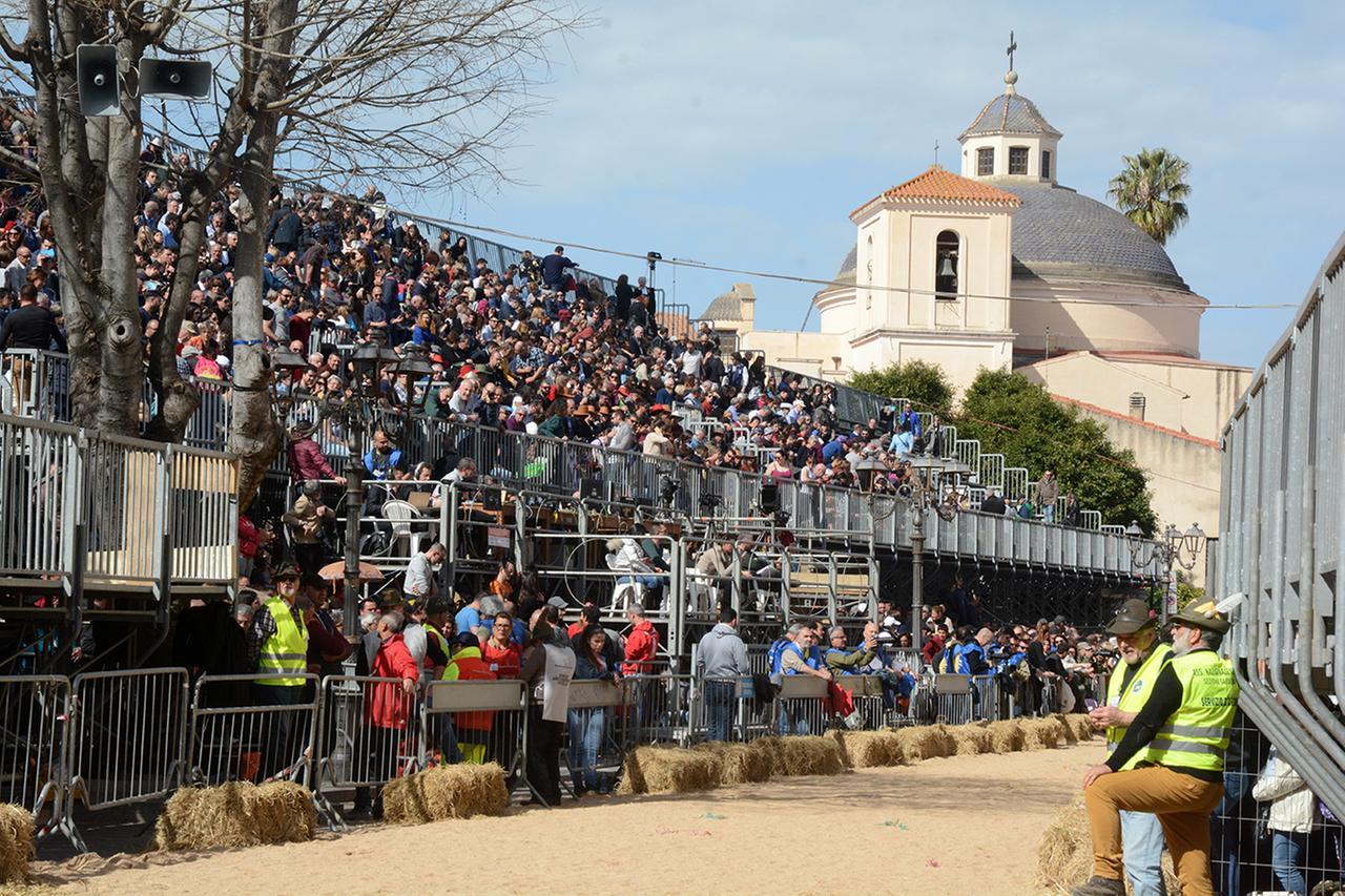 
	Tribune in via Duomo lungo il percorso della Sartiglia

