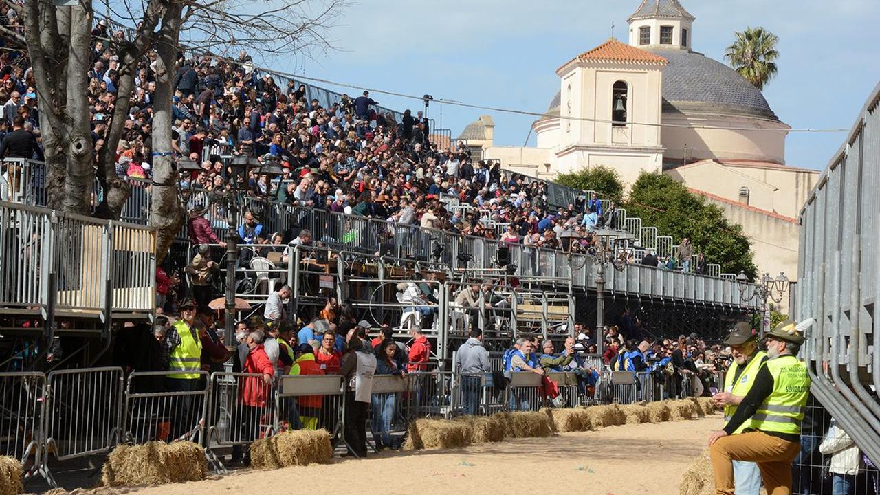 Tribune in via Duomo lungo il percorso della Sartiglia