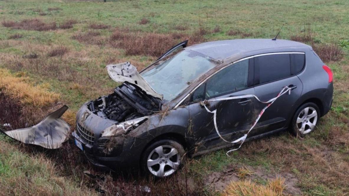 Finisce fuori strada con l’auto, ferito un 52enne