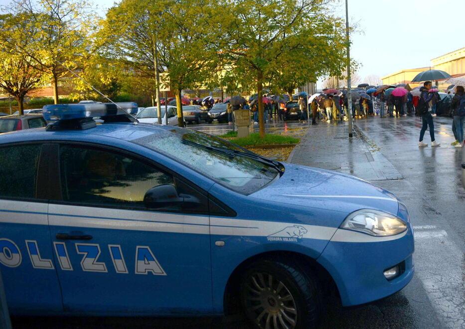 Pontedera, si apposta in auto per guardare gli studenti e masturbarsi: denunciato giovane<br type="_moz" />
