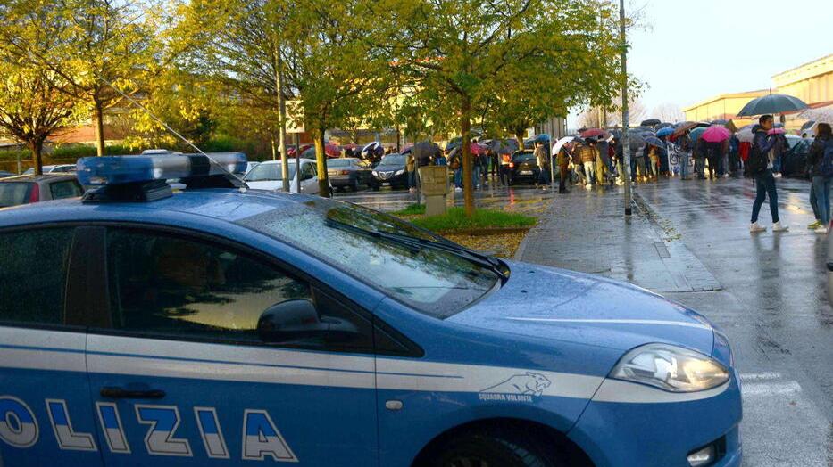 Pontedera, si apposta in auto per guardare gli studenti e masturbarsi: denunciato giovane<br type="_moz" />