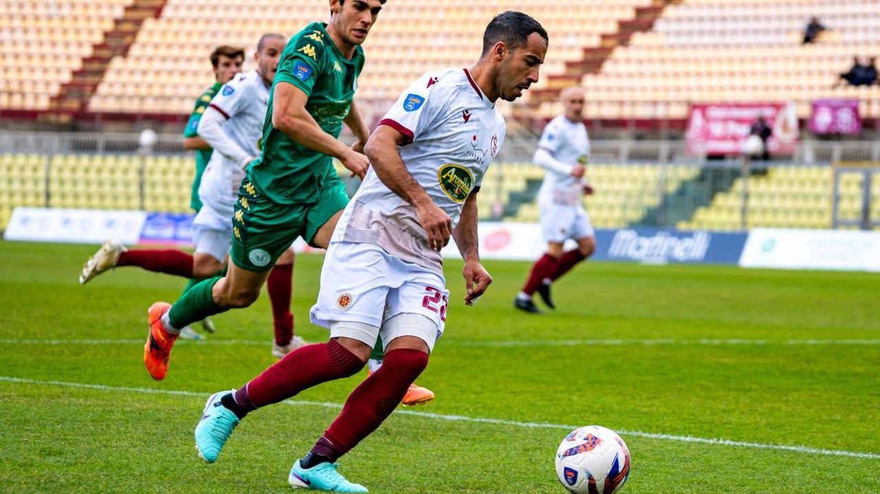 Il giocatore amaranto in azione (foto Silvi)