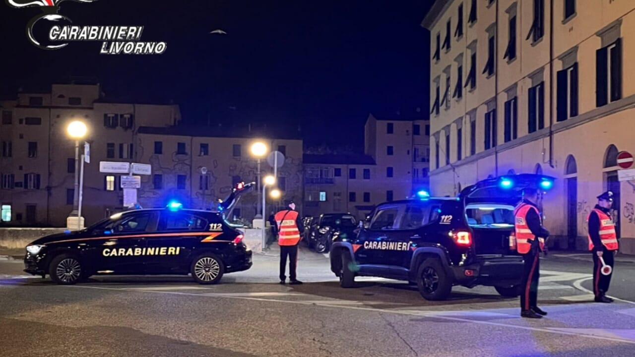 Due pattuglie dei carabinieri di Livorno (foto d'archivio)