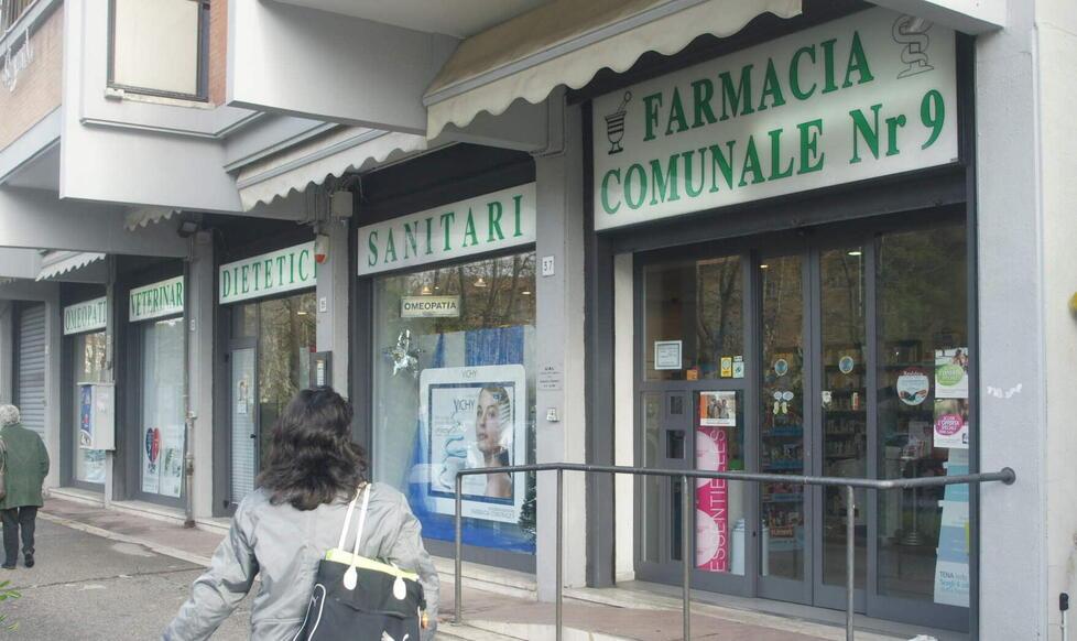 La farmacia comunale di viale Alfieri (foto d'archivio)