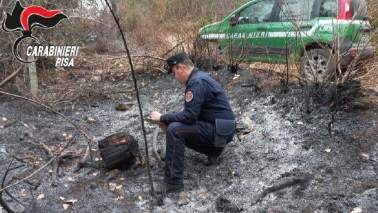 Un carabinieri forestale sul luogo dell'incendio