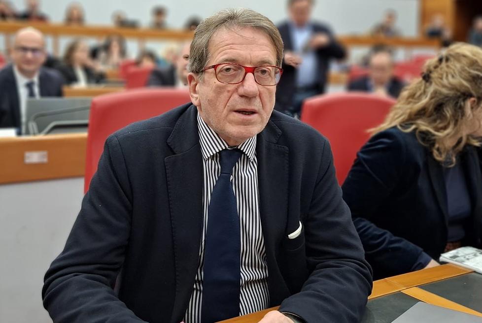 
	L'ex sindaco di Modena Gian Carlo Muzzarelli, ora presidente della commissione regionale Sanit&agrave;

