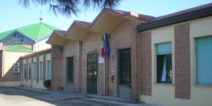 Lido Estensi, prof alterato a scuola: arrivano i carabinieri e gli fanno l'alcoltest<br>

