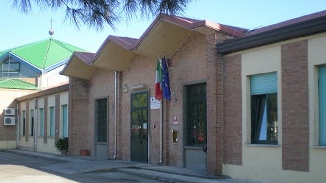 Lido Estensi, prof alterato a scuola: arrivano i carabinieri e gli fanno l'alcoltest<br>