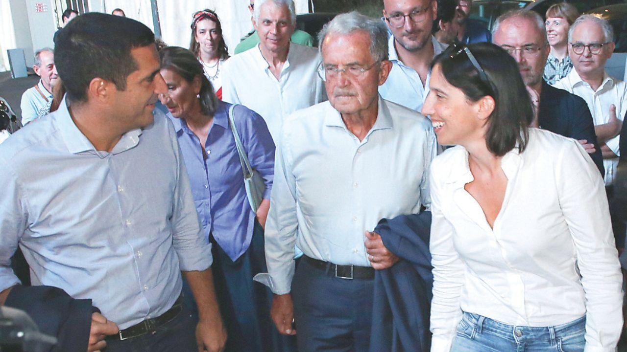 Romano Prodi l’estate scorsa tra Michele de Pascale e Elly Schlein