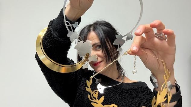 Elena, che fa gioielli nella carpenteria di famiglia a Bomporto. «Un’intuizione dopo un periodo per me buio»