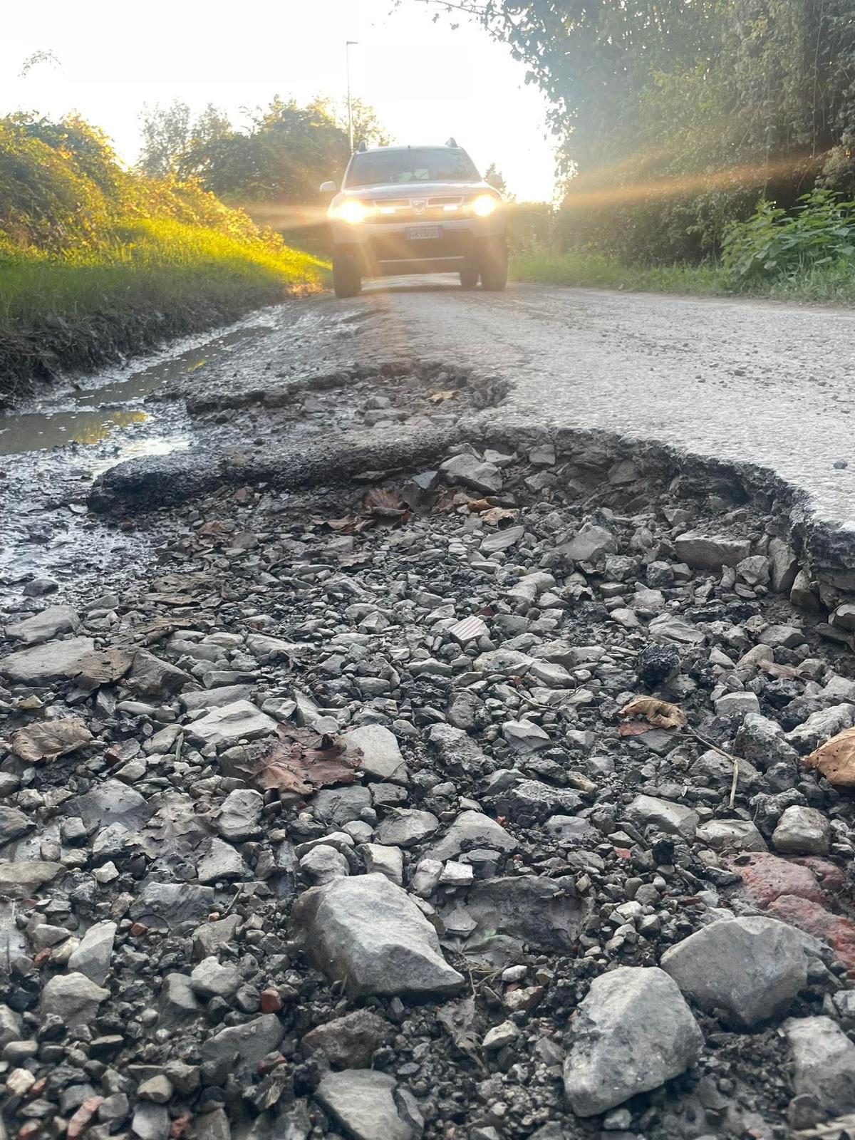 
	Una buca in via Fonda a Iolo

