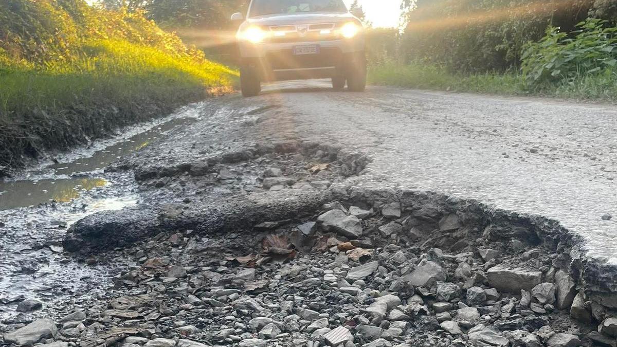 Una buca in via Fonda a Iolo
