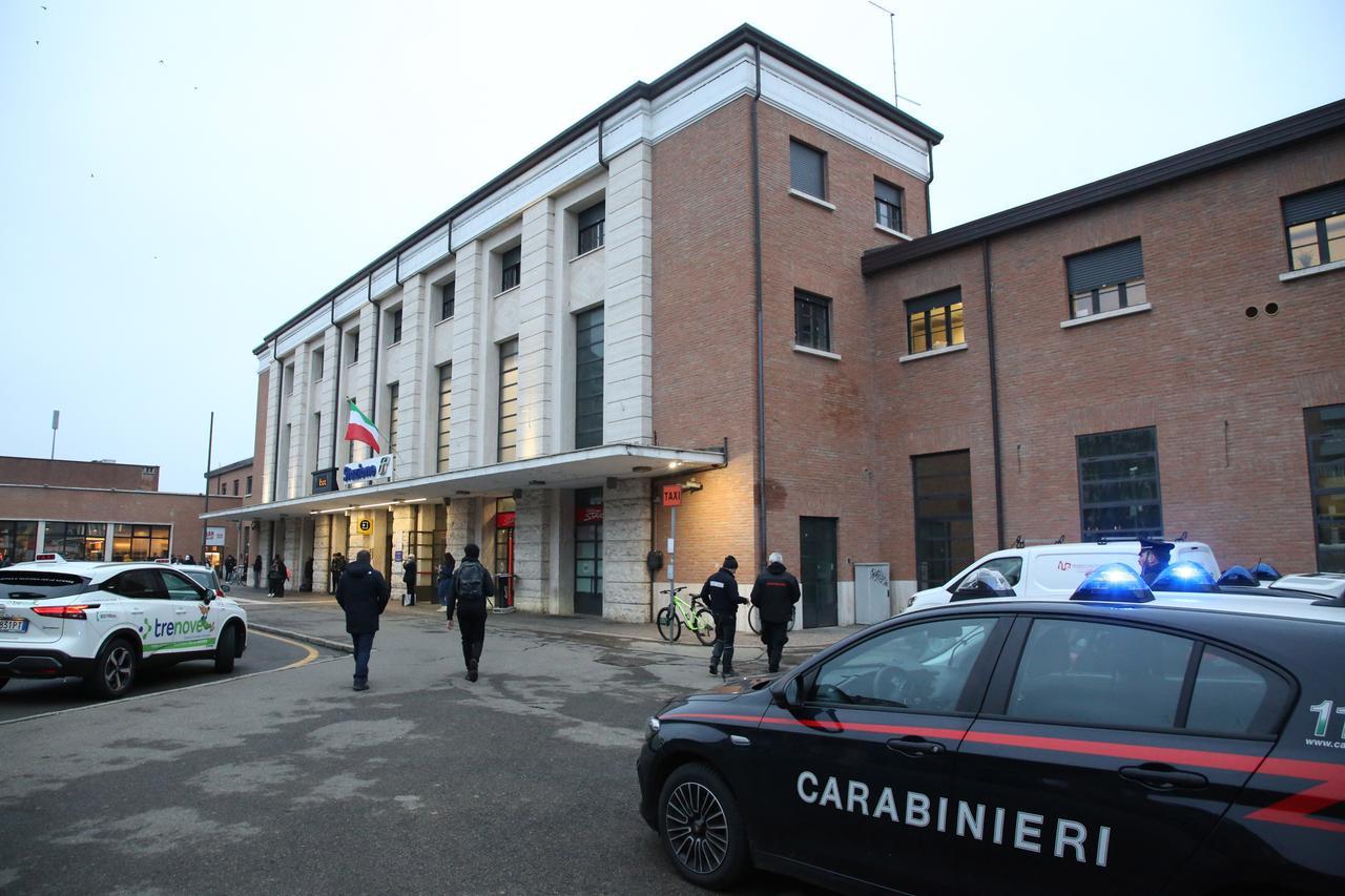 Accoltellato in piazzale Marconi: ferito un 20enne